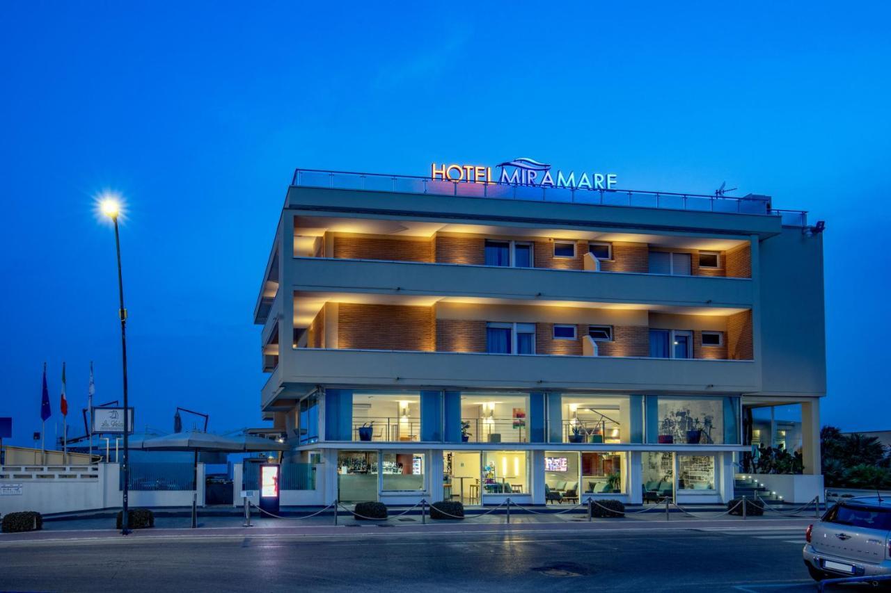 לטינה Hotel Miramare מראה חיצוני תמונה