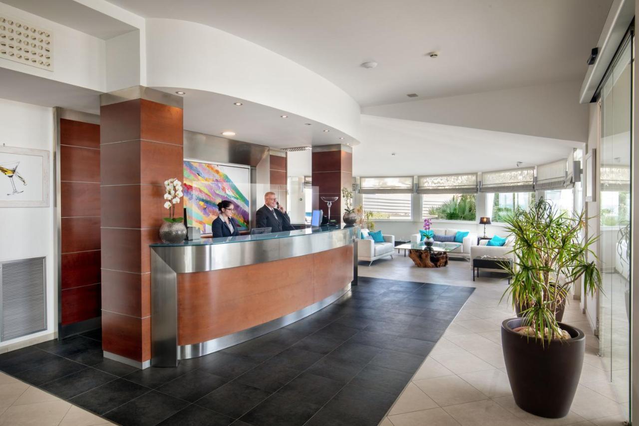 לטינה Hotel Miramare מראה חיצוני תמונה