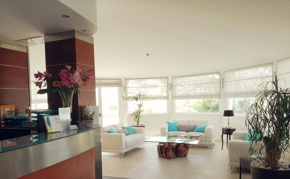 לטינה Hotel Miramare מראה חיצוני תמונה