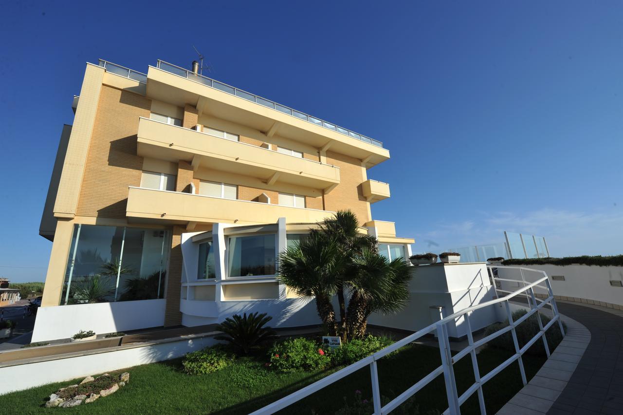 לטינה Hotel Miramare מראה חיצוני תמונה