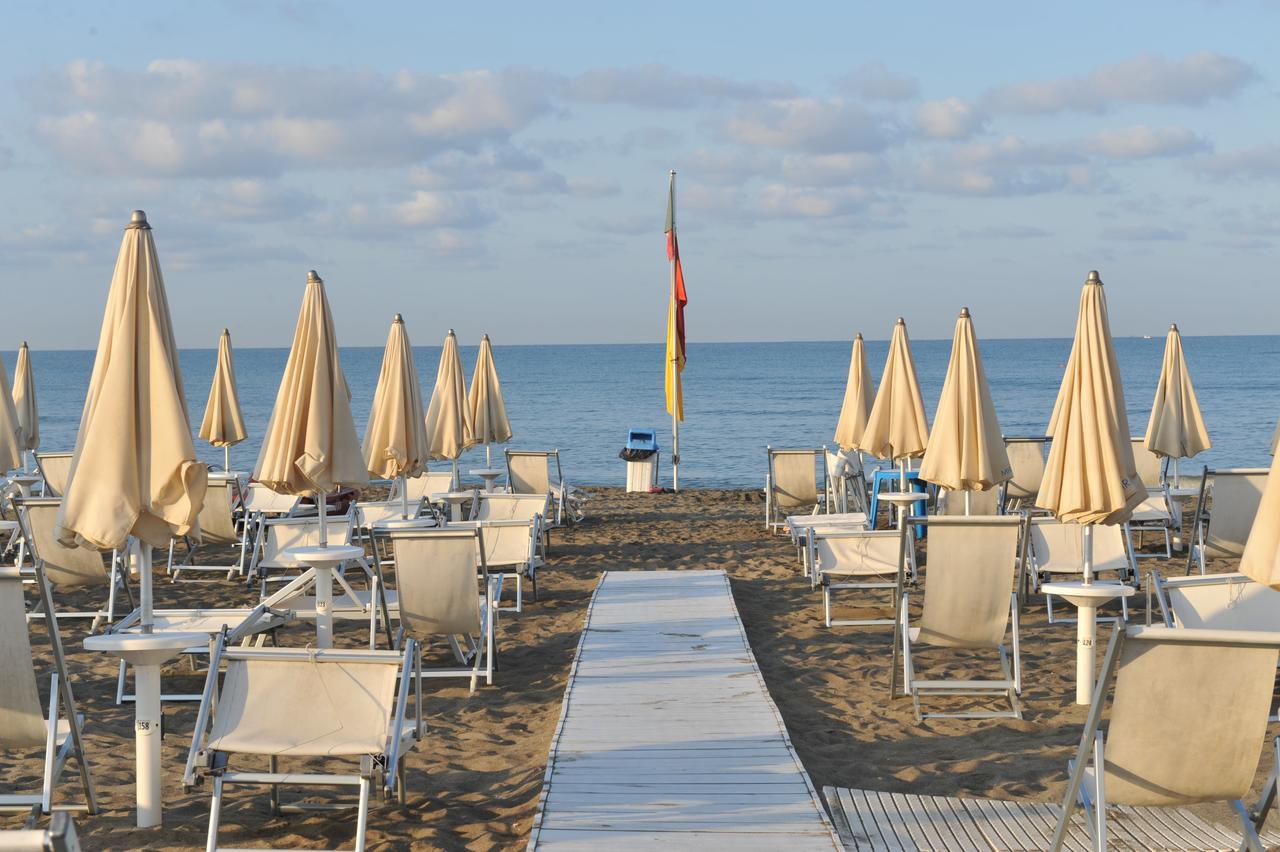 לטינה Hotel Miramare מראה חיצוני תמונה
